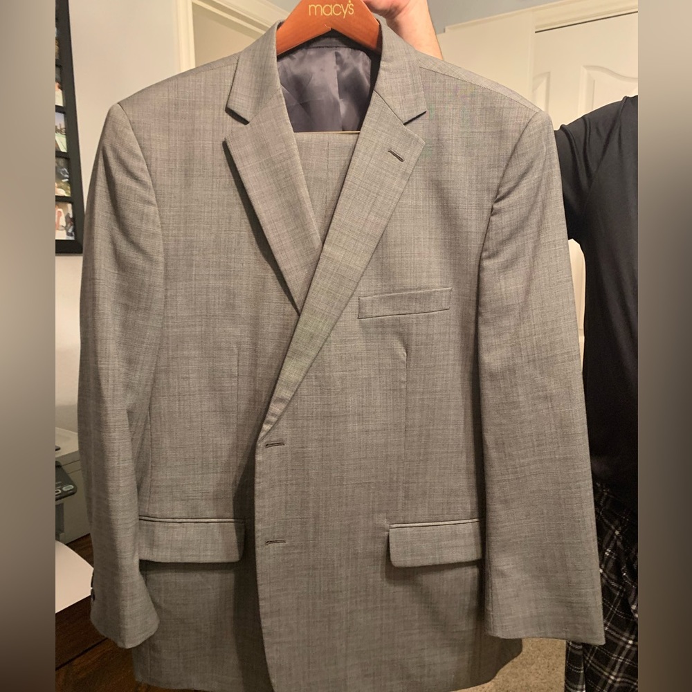 Petrocelli Houndstooth suit w/cuffed pants. Gently worn suit in great condition.